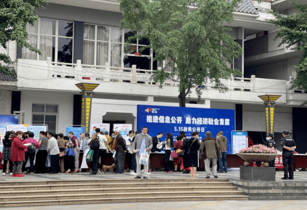 和平區(qū)成功舉辦第13屆'5.15政務(wù)公開日'政策咨詢活動(dòng)，重點(diǎn)提供衛(wèi)健及社會(huì)經(jīng)濟(jì)咨詢服務(wù)